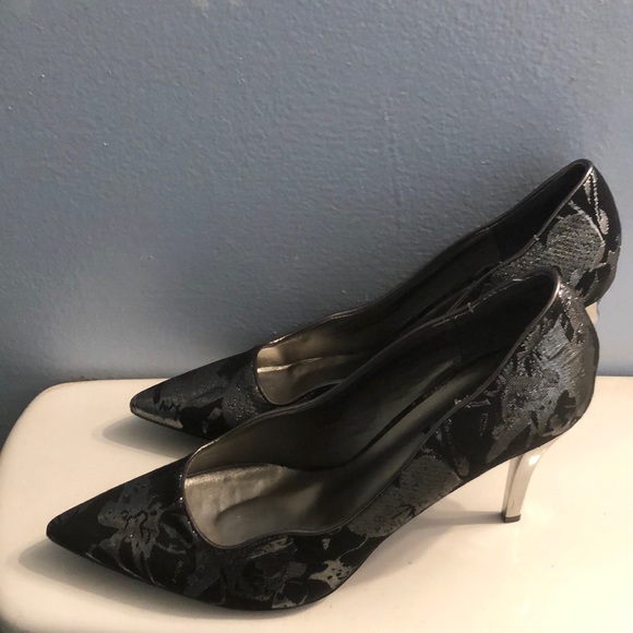 Size 11 M Pewter / Black Heels - Picture 1 of 1